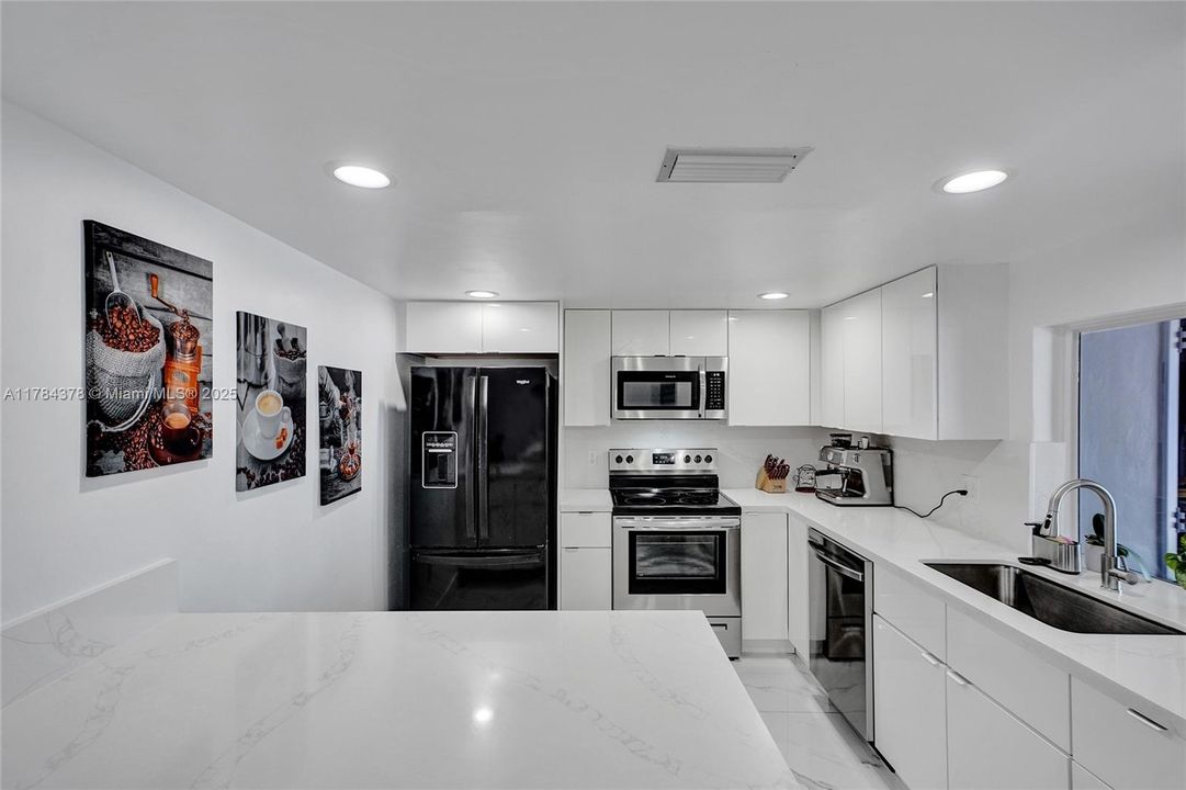 Недавно продано: $410,000 (2 спален, 1 ванн, 890 Квадратных фут)