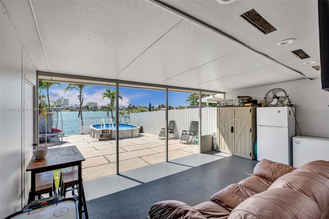 Недавно продано: $410,000 (2 спален, 1 ванн, 890 Квадратных фут)