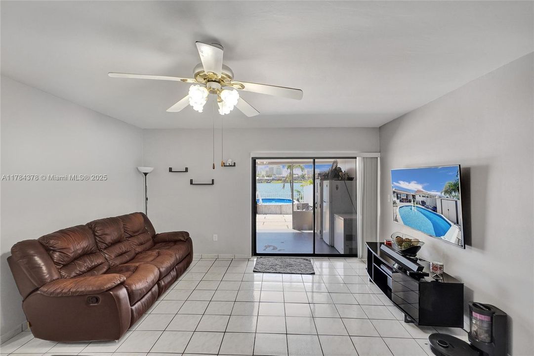 Недавно продано: $410,000 (2 спален, 1 ванн, 890 Квадратных фут)