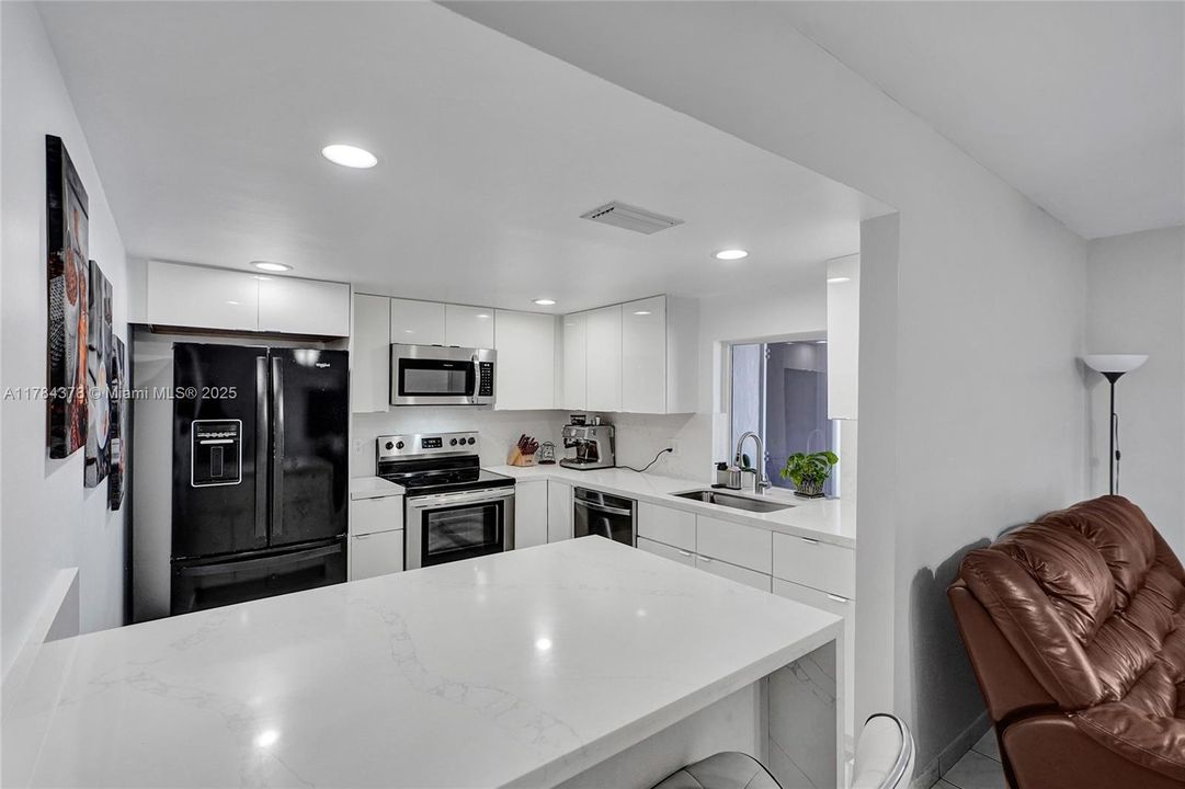 Недавно продано: $410,000 (2 спален, 1 ванн, 890 Квадратных фут)