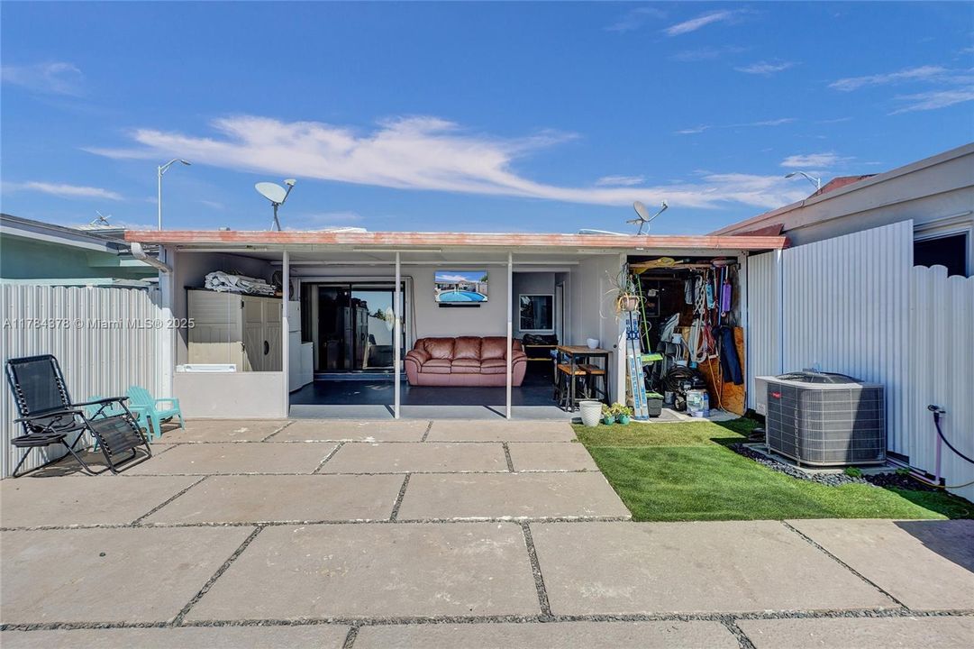 Недавно продано: $410,000 (2 спален, 1 ванн, 890 Квадратных фут)