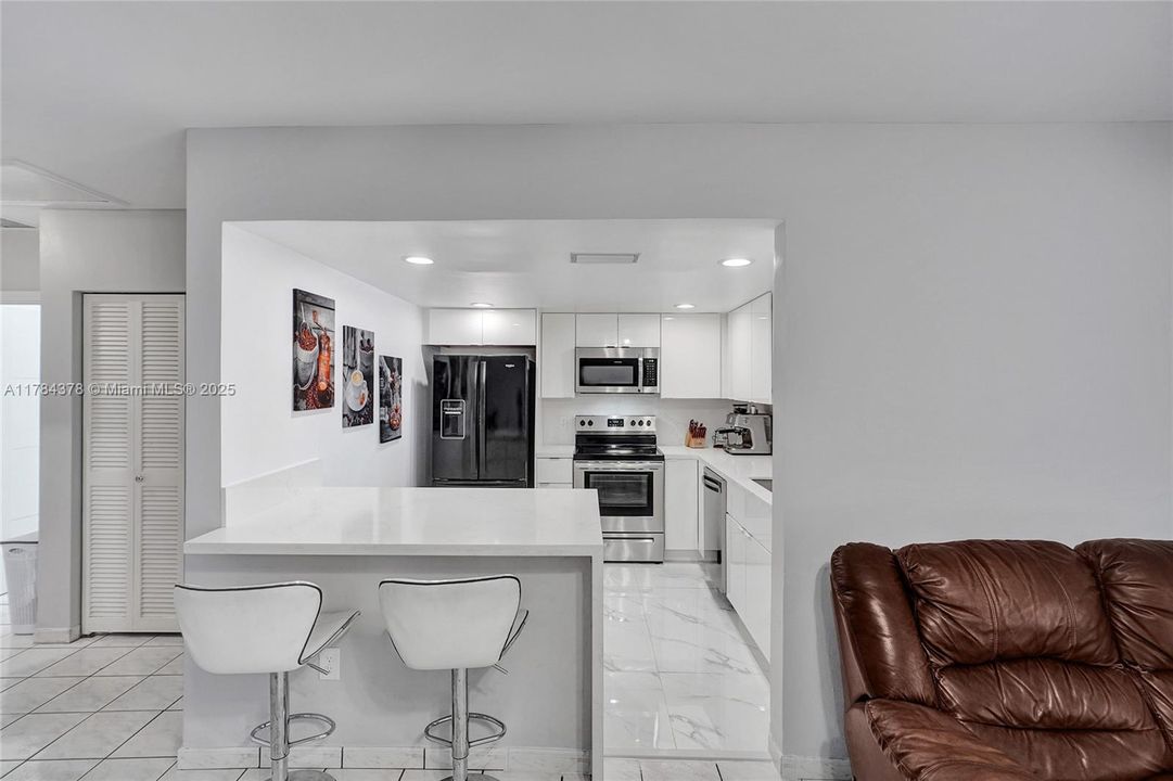 Недавно продано: $410,000 (2 спален, 1 ванн, 890 Квадратных фут)