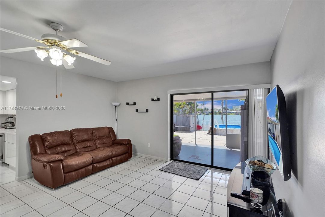 Недавно продано: $410,000 (2 спален, 1 ванн, 890 Квадратных фут)