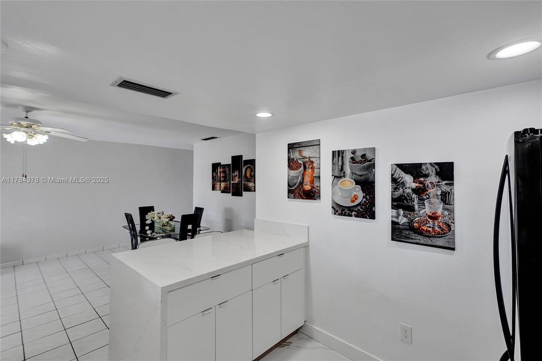 Недавно продано: $410,000 (2 спален, 1 ванн, 890 Квадратных фут)