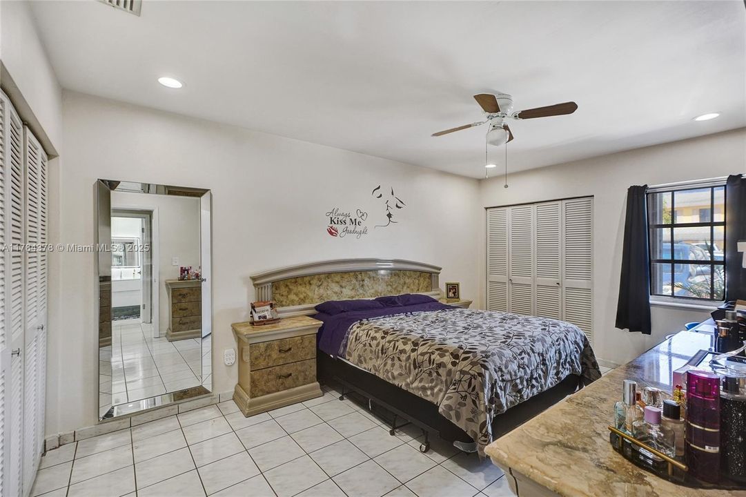 Недавно продано: $410,000 (2 спален, 1 ванн, 890 Квадратных фут)