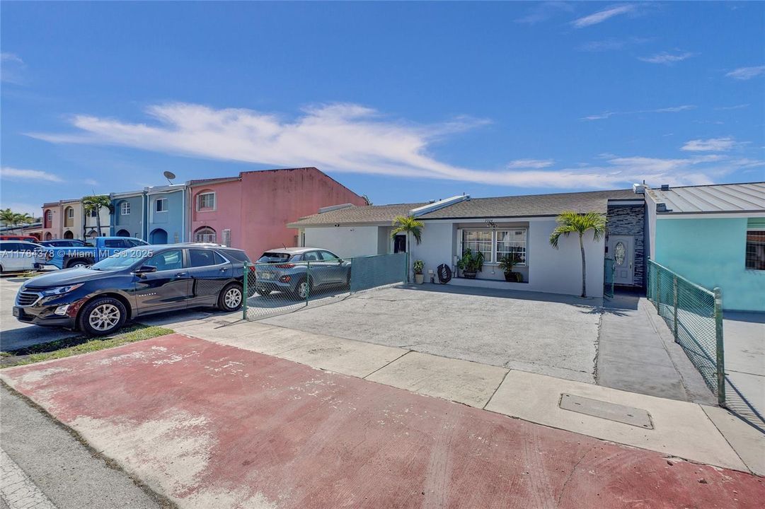 Недавно продано: $410,000 (2 спален, 1 ванн, 890 Квадратных фут)