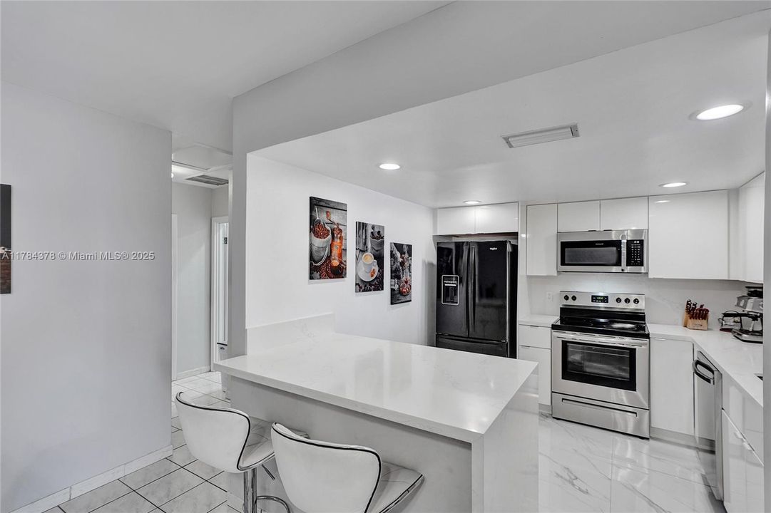 Недавно продано: $410,000 (2 спален, 1 ванн, 890 Квадратных фут)