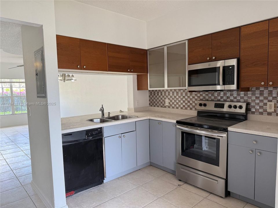 Recently Rented: $2,550 (2 beds, 2 baths, 1110 Square Feet)