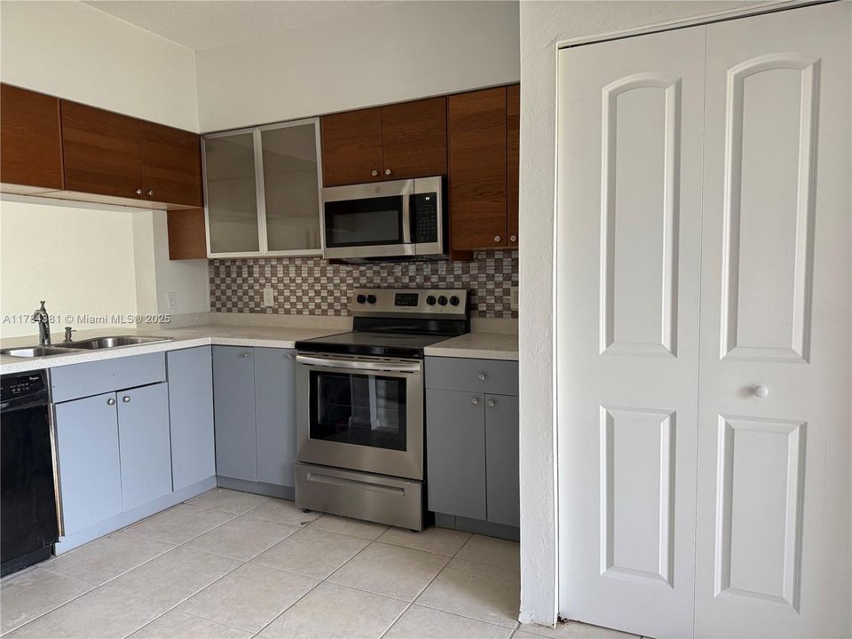 Recently Rented: $2,550 (2 beds, 2 baths, 1110 Square Feet)