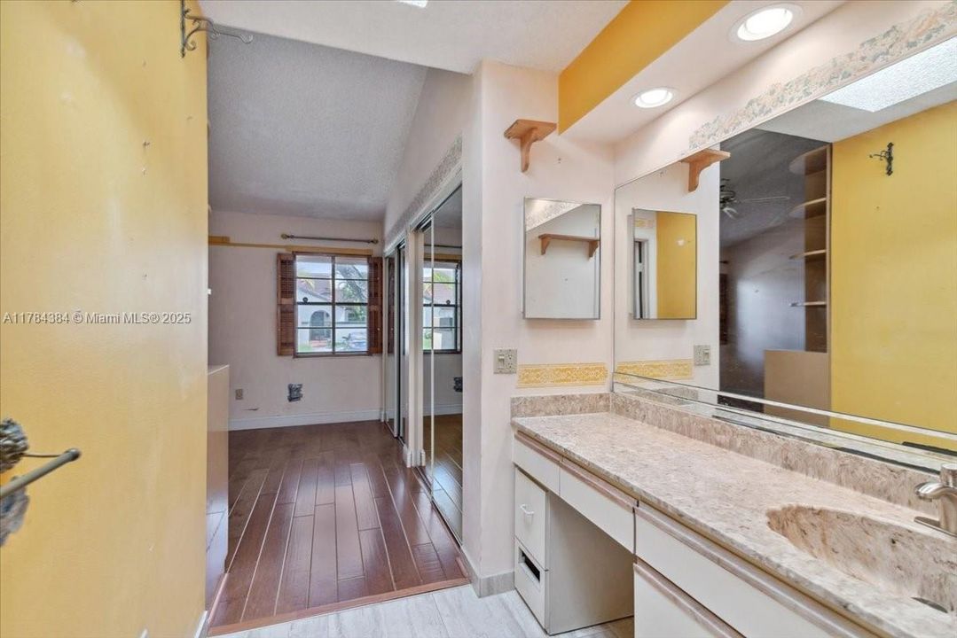 Recently Sold: $398,000 (2 beds, 2 baths, 1071 Square Feet)