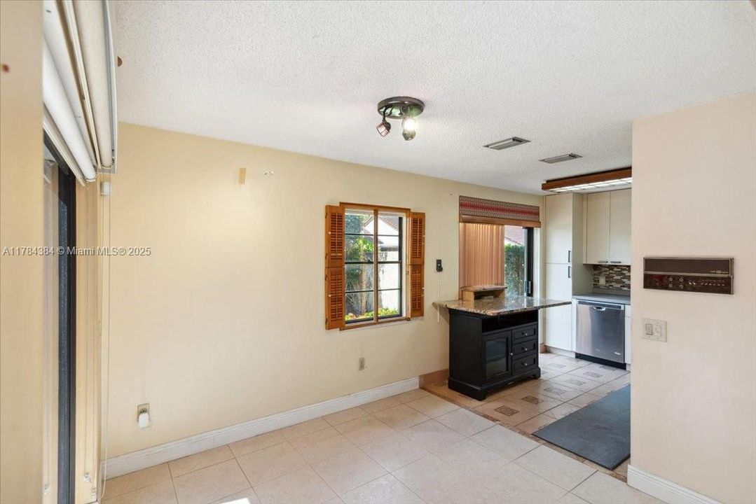 Recently Sold: $398,000 (2 beds, 2 baths, 1071 Square Feet)