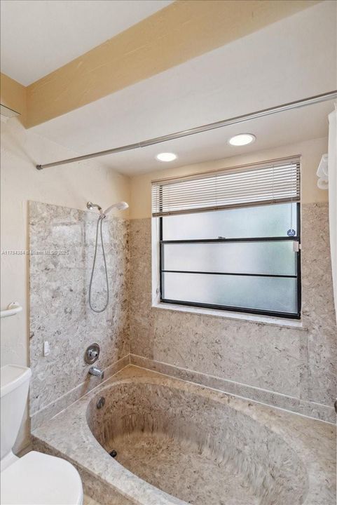 Recently Sold: $398,000 (2 beds, 2 baths, 1071 Square Feet)