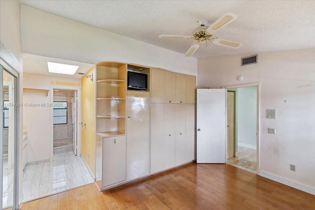 Recently Sold: $398,000 (2 beds, 2 baths, 1071 Square Feet)