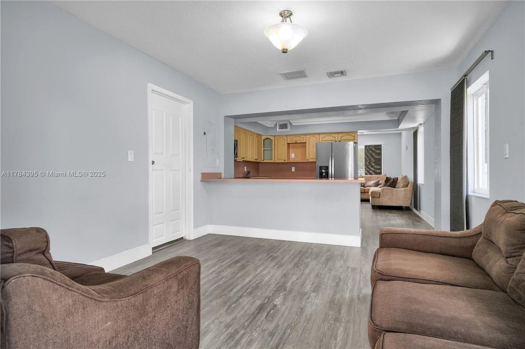 Недавно продано: $650,000 (2 спален, 2 ванн, 1449 Квадратных фут)