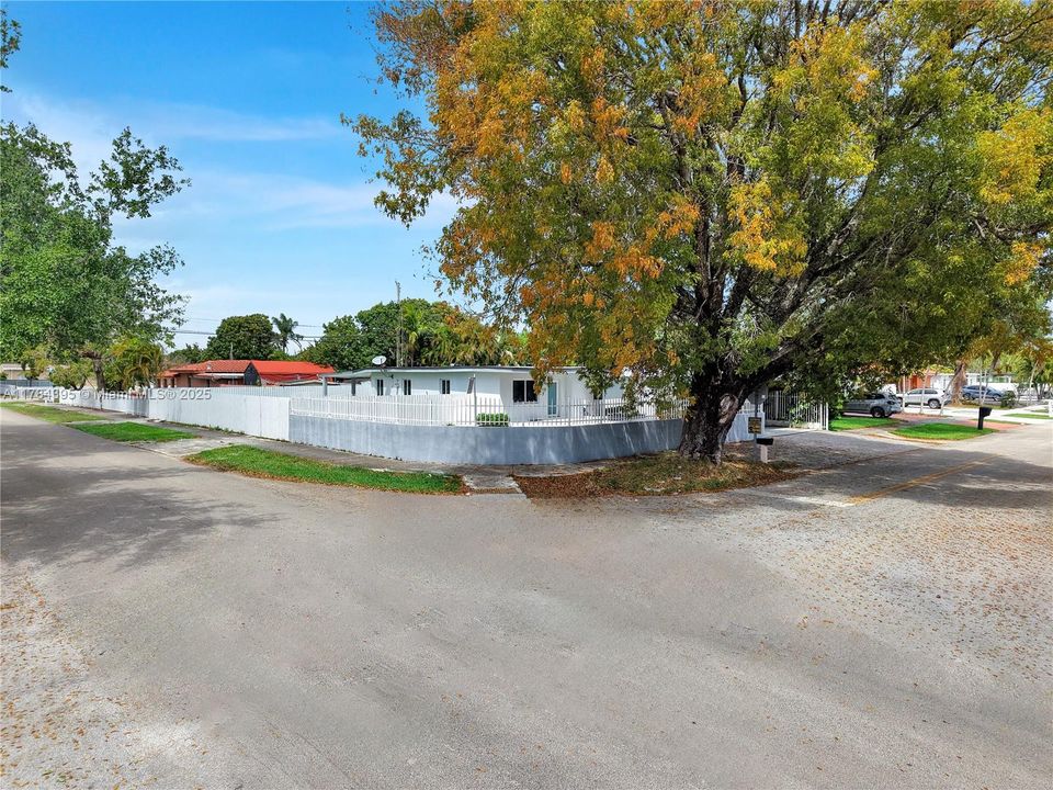 Недавно продано: $650,000 (2 спален, 2 ванн, 1449 Квадратных фут)