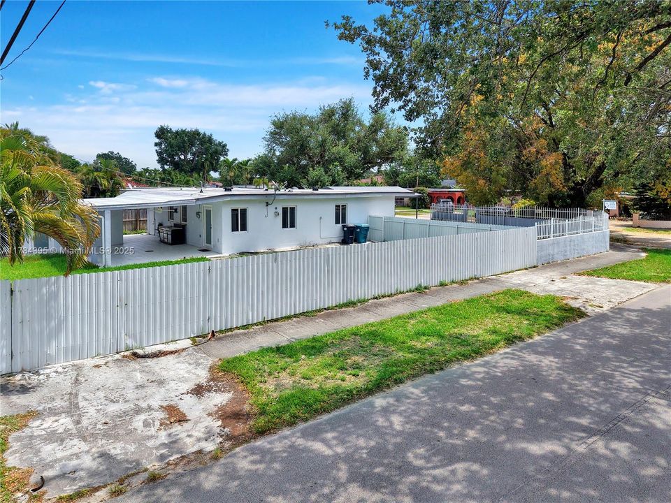 Недавно продано: $650,000 (2 спален, 2 ванн, 1449 Квадратных фут)