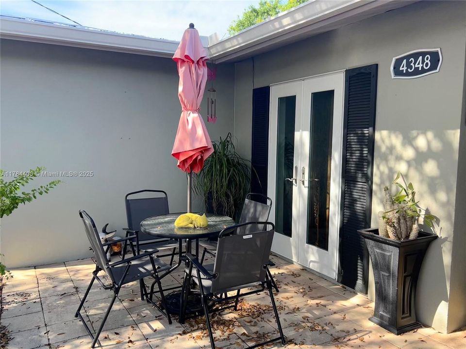 For Sale: $560,000 (3 beds, 2 baths, 2000 Square Feet)