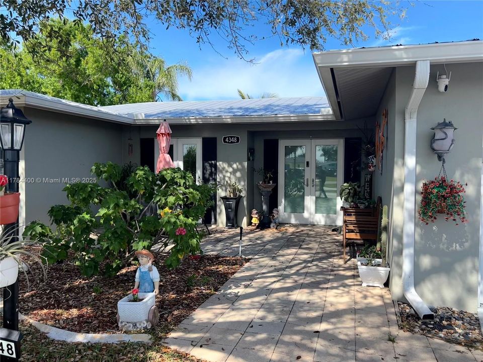 For Sale: $560,000 (3 beds, 2 baths, 2000 Square Feet)