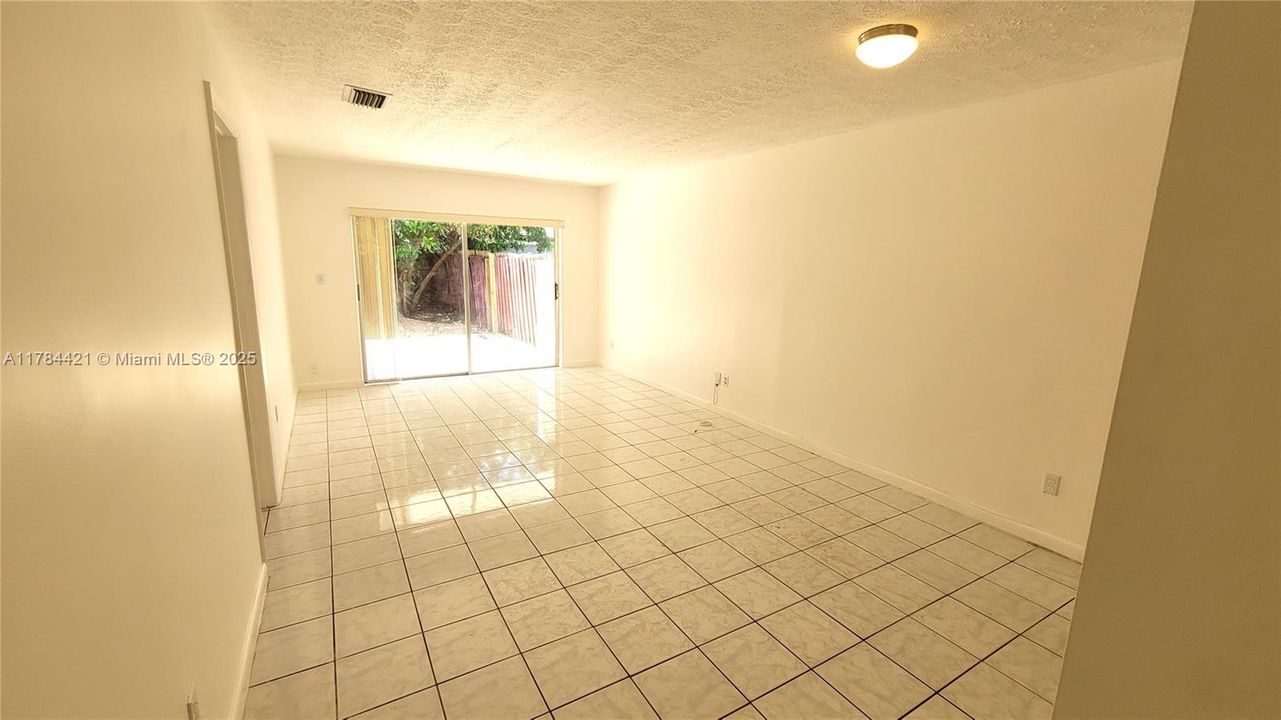 Недавно продано: $349,000 (2 спален, 1 ванн, 885 Квадратных фут)