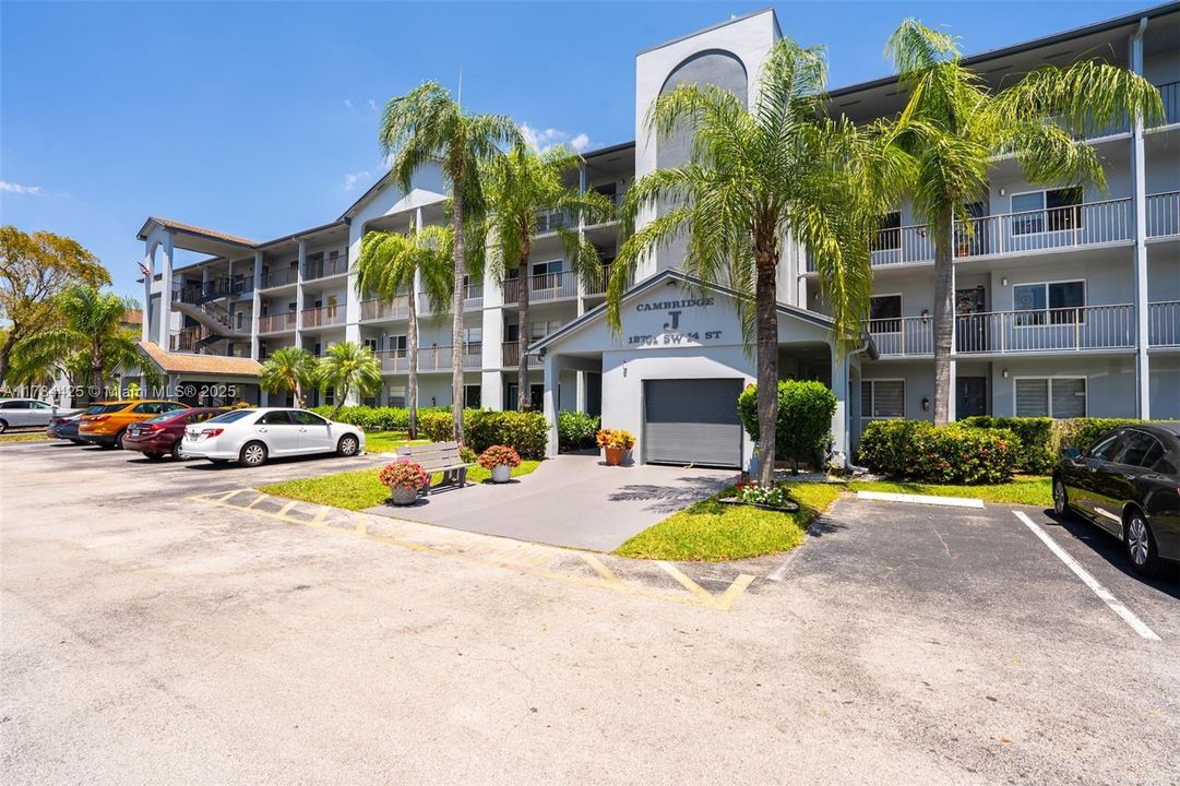 最近售出: $165,000 (1 贝兹, 1 浴室, 1045 平方英尺)