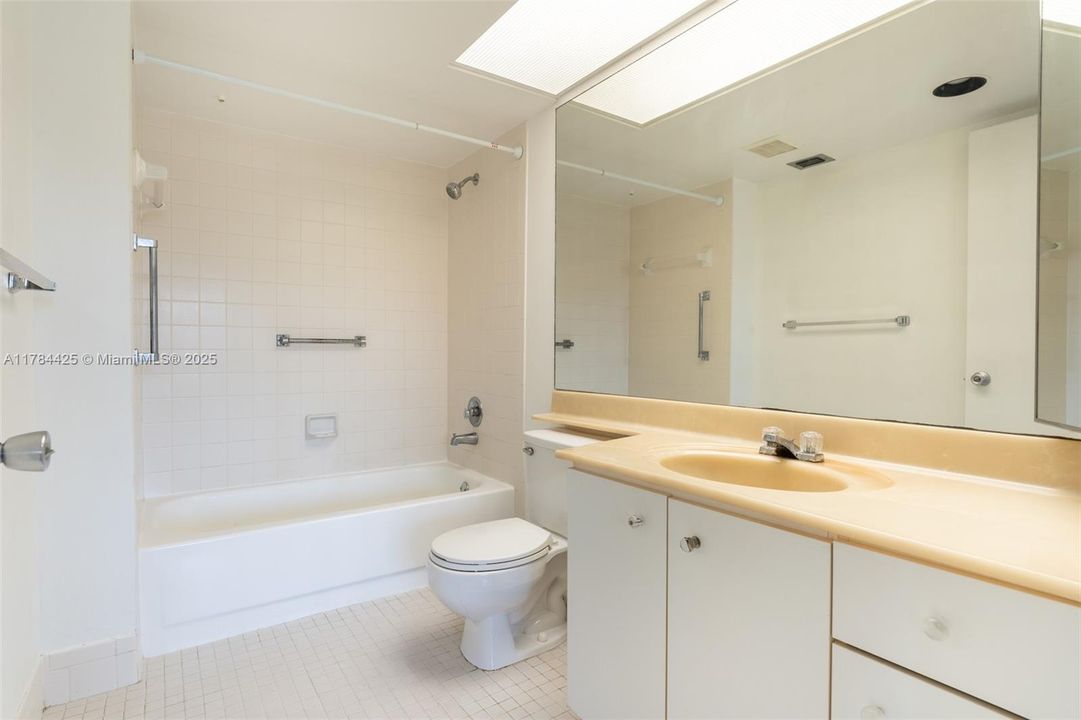 最近售出: $165,000 (1 贝兹, 1 浴室, 1045 平方英尺)