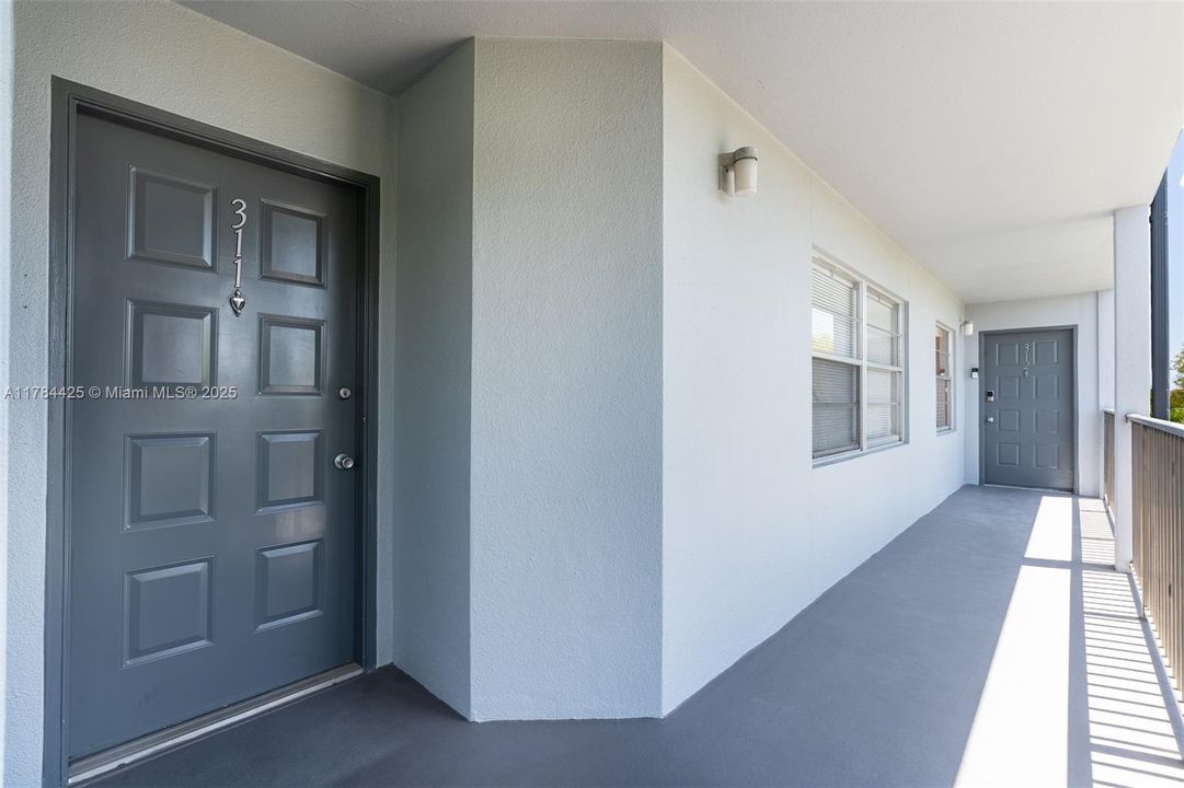 最近售出: $165,000 (1 贝兹, 1 浴室, 1045 平方英尺)