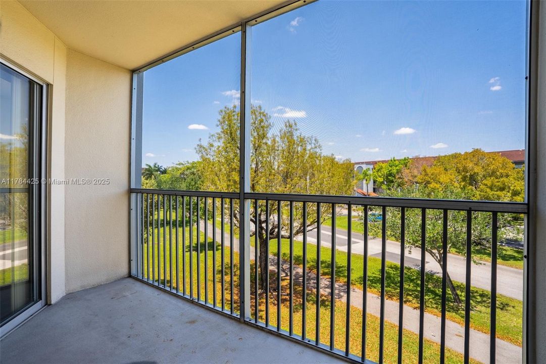 最近售出: $165,000 (1 贝兹, 1 浴室, 1045 平方英尺)