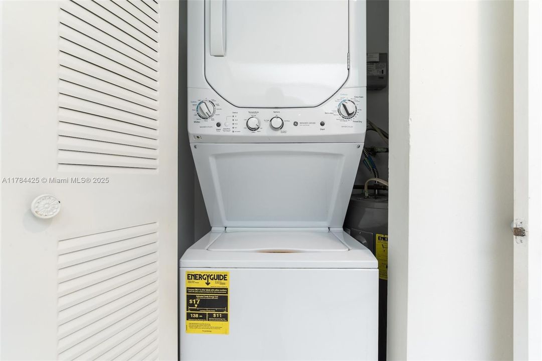 最近售出: $165,000 (1 贝兹, 1 浴室, 1045 平方英尺)