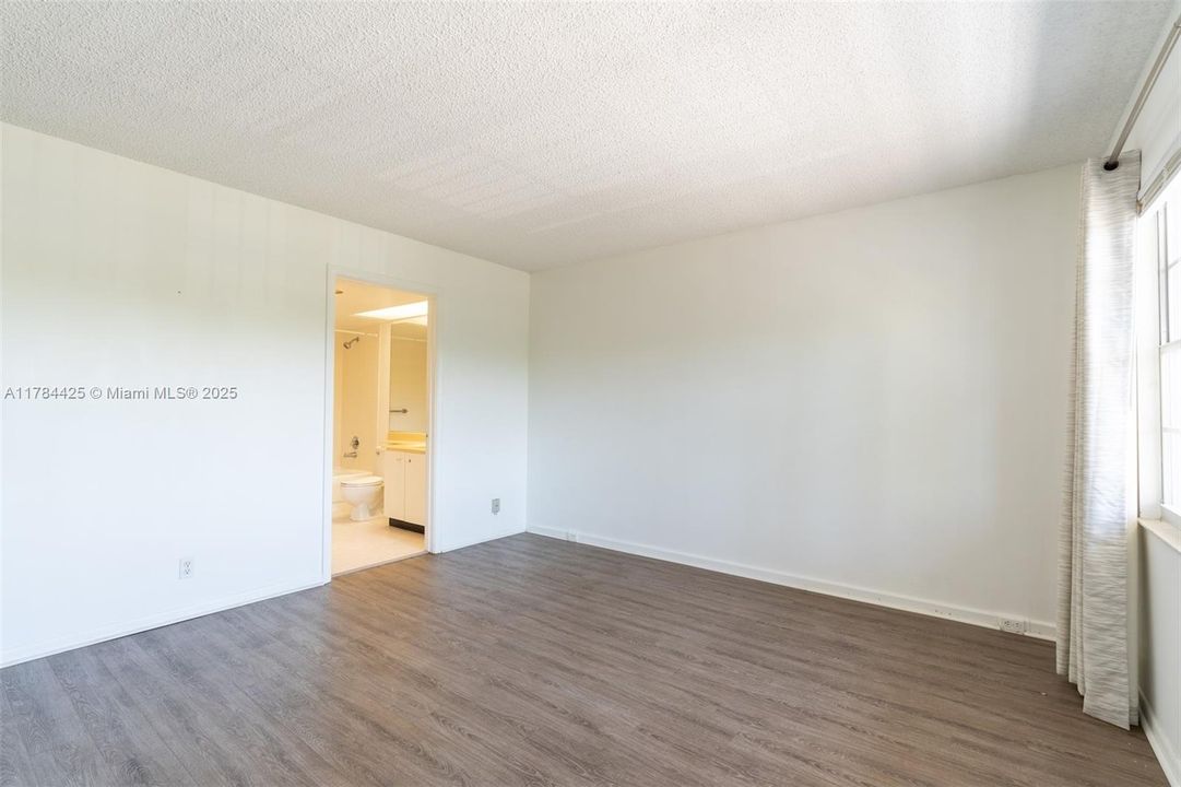 最近售出: $165,000 (1 贝兹, 1 浴室, 1045 平方英尺)