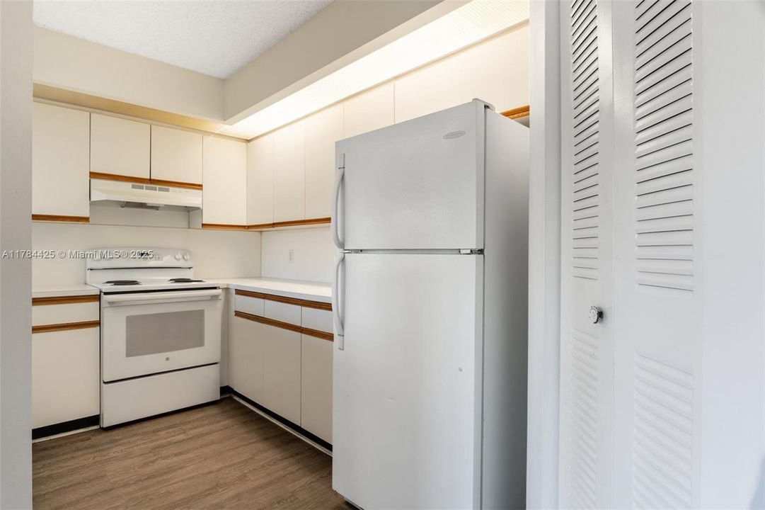 最近售出: $165,000 (1 贝兹, 1 浴室, 1045 平方英尺)