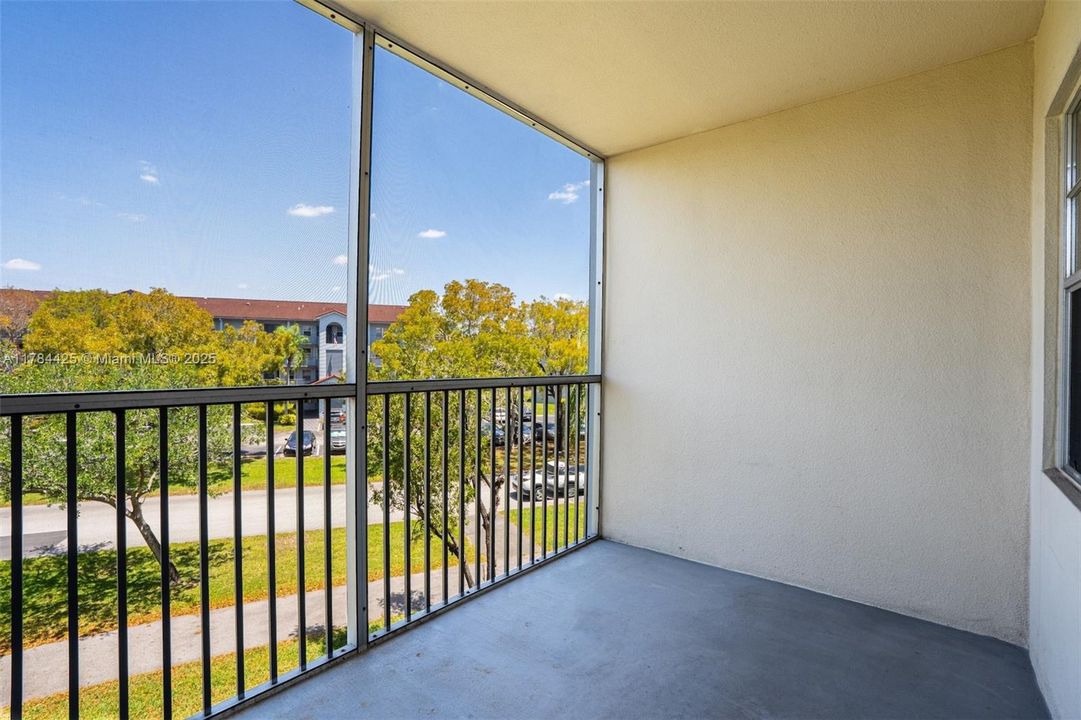 最近售出: $165,000 (1 贝兹, 1 浴室, 1045 平方英尺)