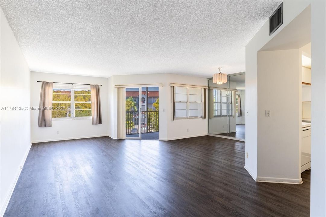 最近售出: $165,000 (1 贝兹, 1 浴室, 1045 平方英尺)