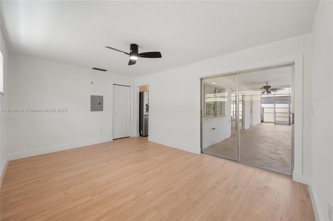 Недавно продано: $570,000 (4 спален, 2 ванн, 1544 Квадратных фут)