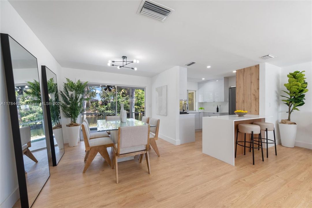 Недавно продано: $570,000 (4 спален, 2 ванн, 1544 Квадратных фут)