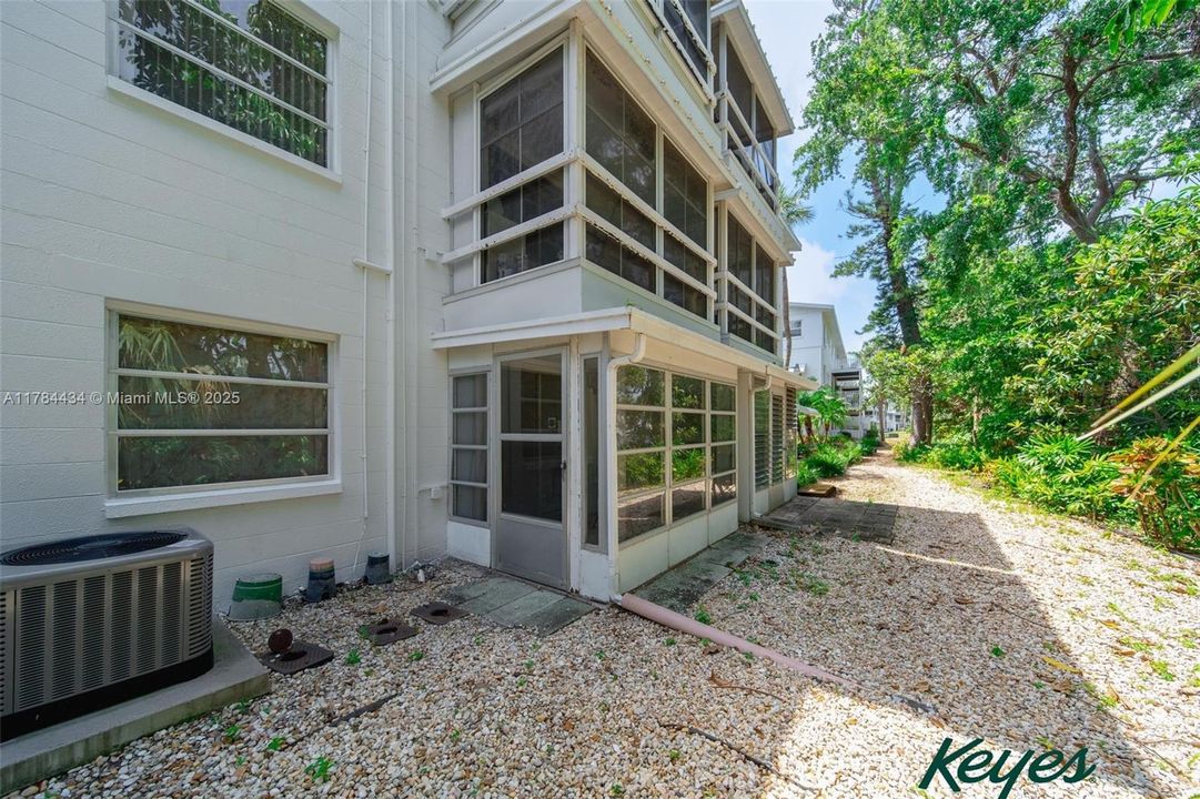 For Sale: $110,000 (2 beds, 2 baths, 840 Square Feet)