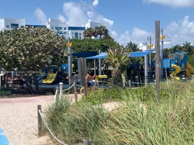 最近售出: $165,000 (0 贝兹, 1 浴室, 400 平方英尺)