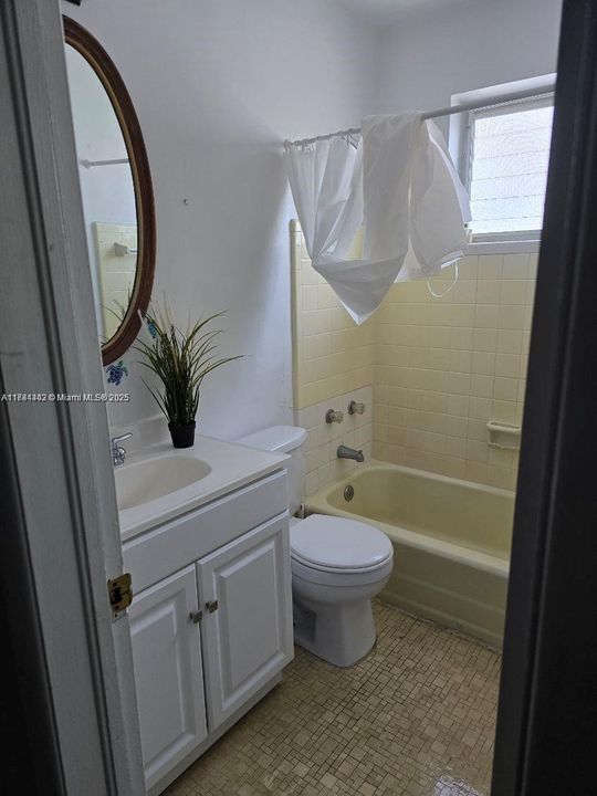 最近售出: $165,000 (0 贝兹, 1 浴室, 400 平方英尺)