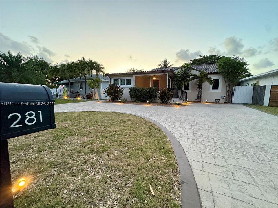 Recently Sold: $799,999 (4 beds, 2 baths, 1532 Square Feet)