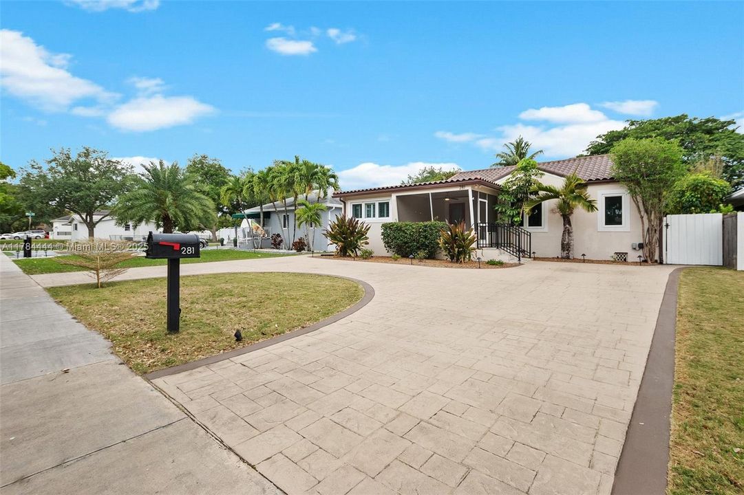 Recently Sold: $799,999 (4 beds, 2 baths, 1532 Square Feet)