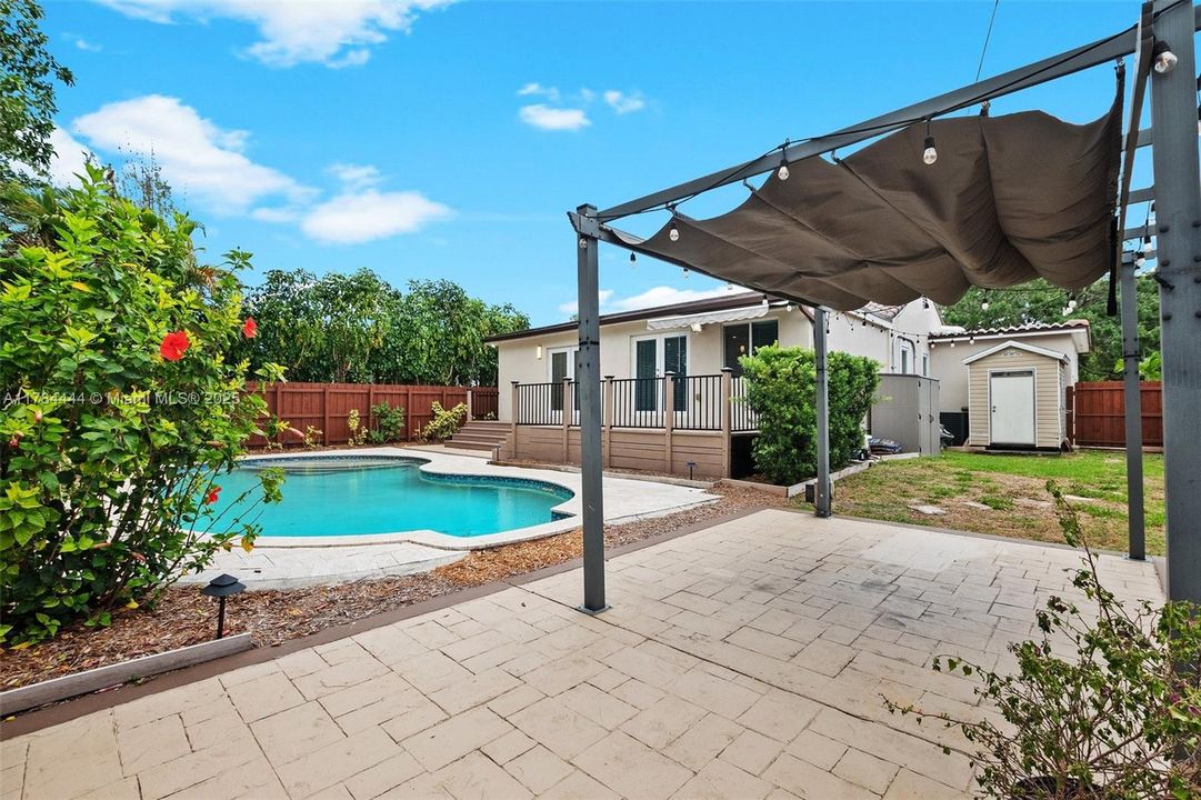 Recently Sold: $799,999 (4 beds, 2 baths, 1532 Square Feet)