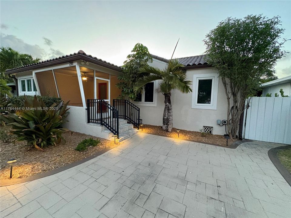 Recently Sold: $799,999 (4 beds, 2 baths, 1532 Square Feet)