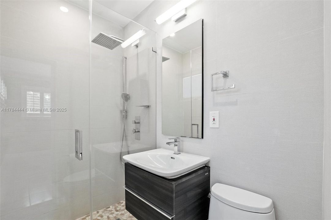 Recently Sold: $799,999 (4 beds, 2 baths, 1532 Square Feet)