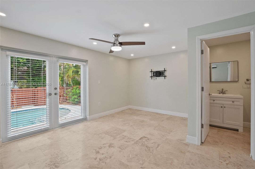 Recently Sold: $799,999 (4 beds, 2 baths, 1532 Square Feet)