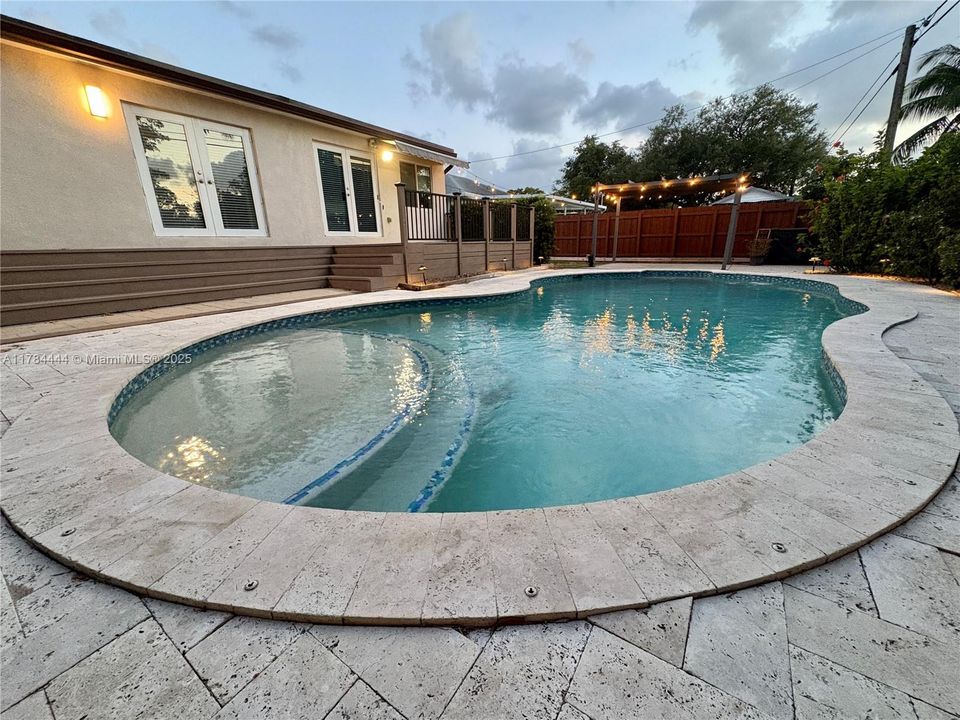 Recently Sold: $799,999 (4 beds, 2 baths, 1532 Square Feet)