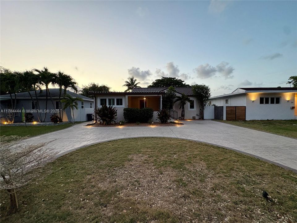 Recently Sold: $799,999 (4 beds, 2 baths, 1532 Square Feet)