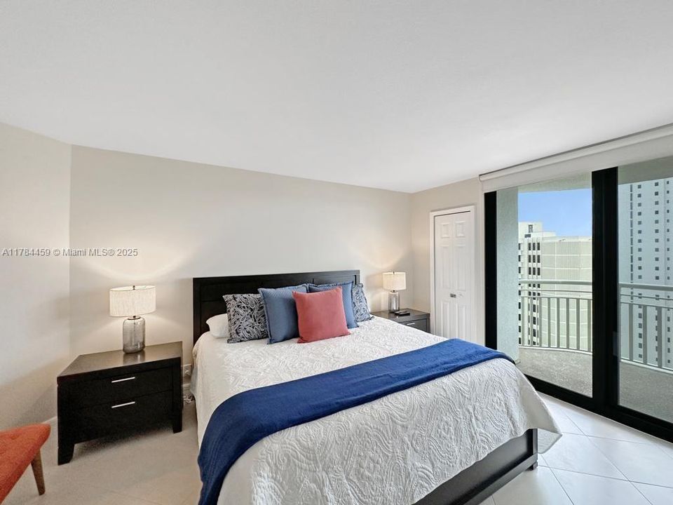 Под контрактом: $5,500 (1 спален, 1 ванн, 909 Квадратных фут)