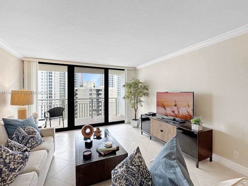 Под контрактом: $5,500 (1 спален, 1 ванн, 909 Квадратных фут)