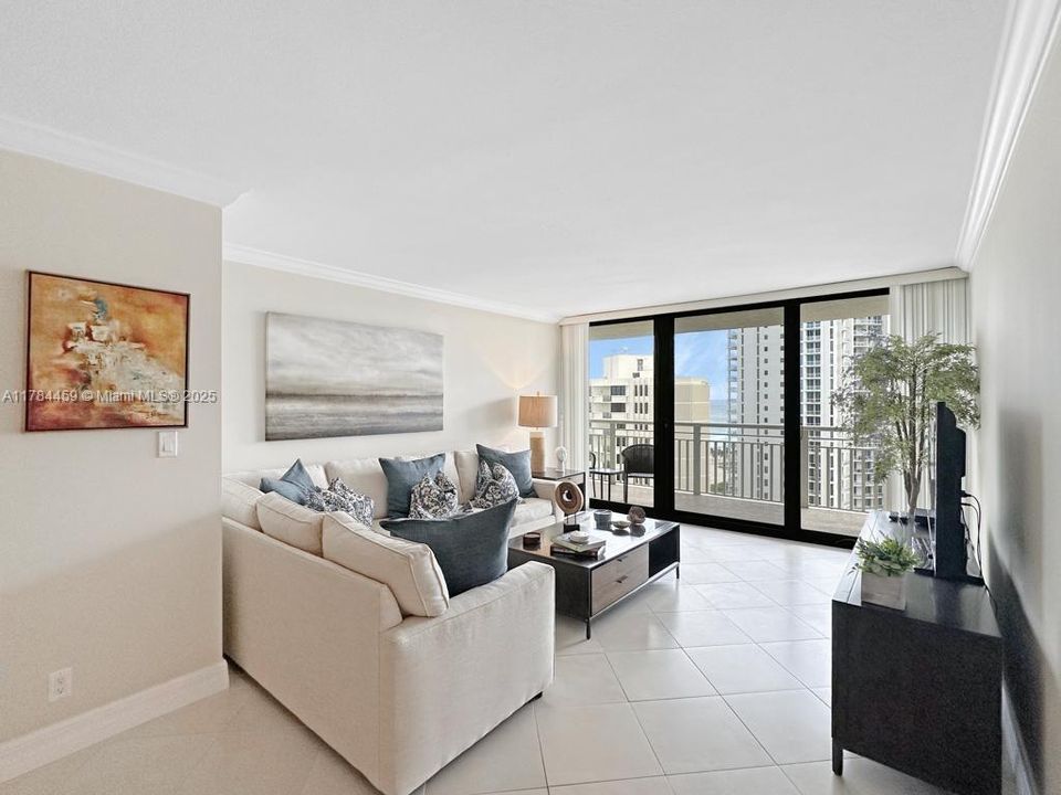 Под контрактом: $5,500 (1 спален, 1 ванн, 909 Квадратных фут)