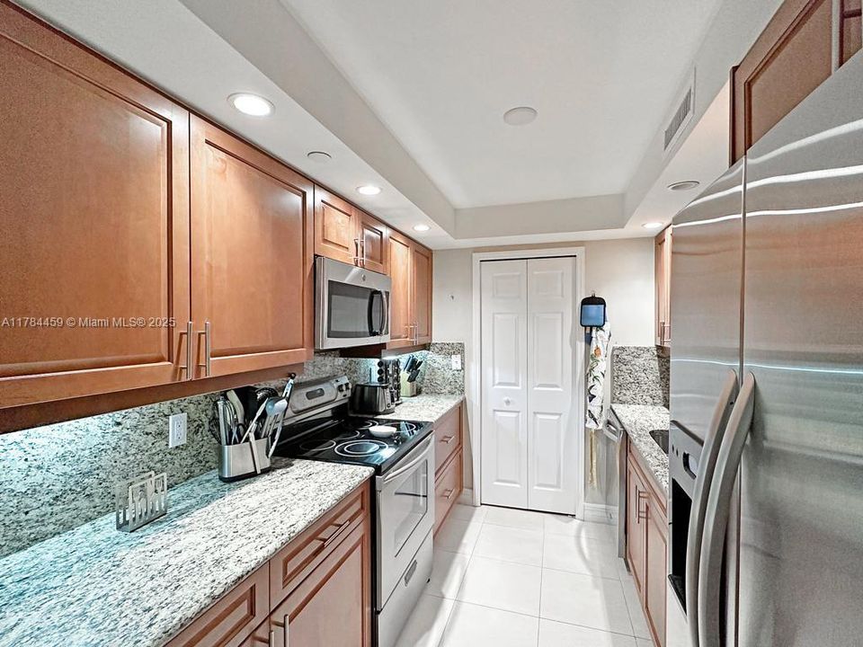 Под контрактом: $5,500 (1 спален, 1 ванн, 909 Квадратных фут)