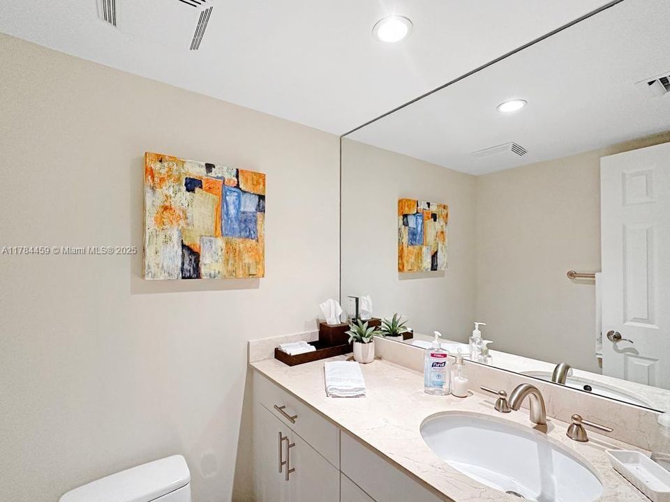 Под контрактом: $5,500 (1 спален, 1 ванн, 909 Квадратных фут)